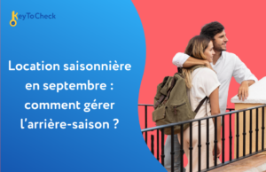 Couple de voyageurs avec sac à dos sur le balcon d'une location saisonnière en arrière-saison