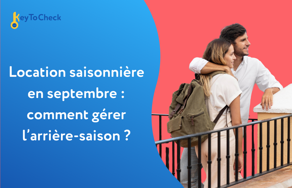 Couple de voyageurs avec sac à dos sur le balcon d'une location saisonnière en arrière-saison